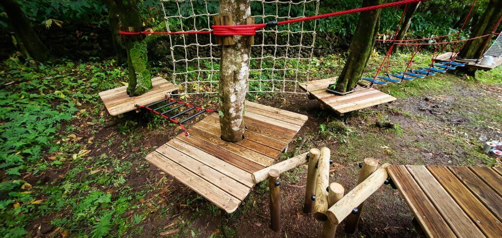 Percurso de arvorismo para crianças na foresta de saõ Caetano