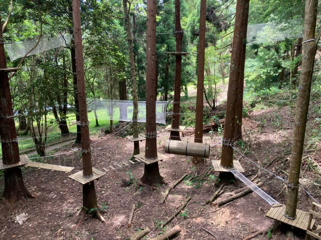 instalação dos equipamentos do parque aventura de sao miguel, ilha das Açores
