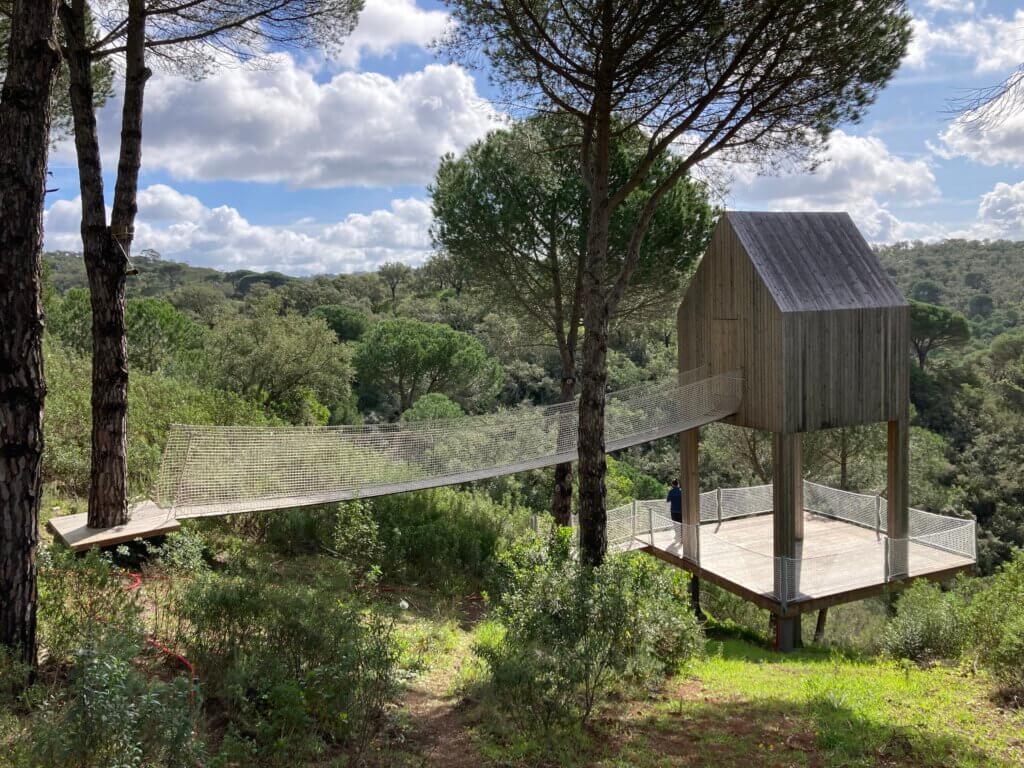 casa nas arvores em altura com ponte de accesso em rede