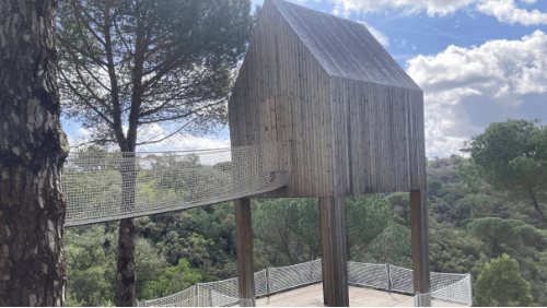 Casa na árvore em Melides com ponte de acesso e redes de proteção no terraço