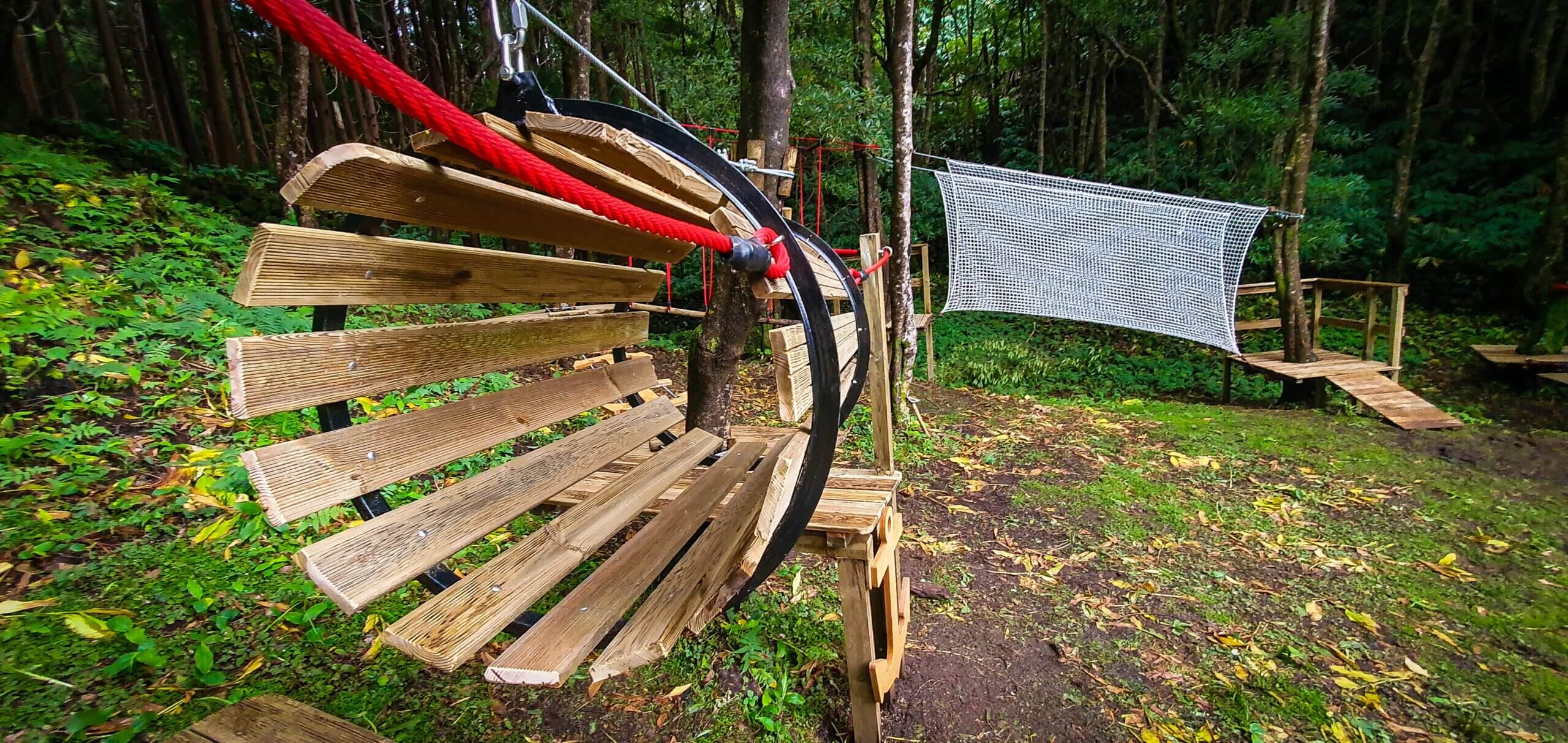 instalação de um tunel de arvorismo num parque aventura outdoor